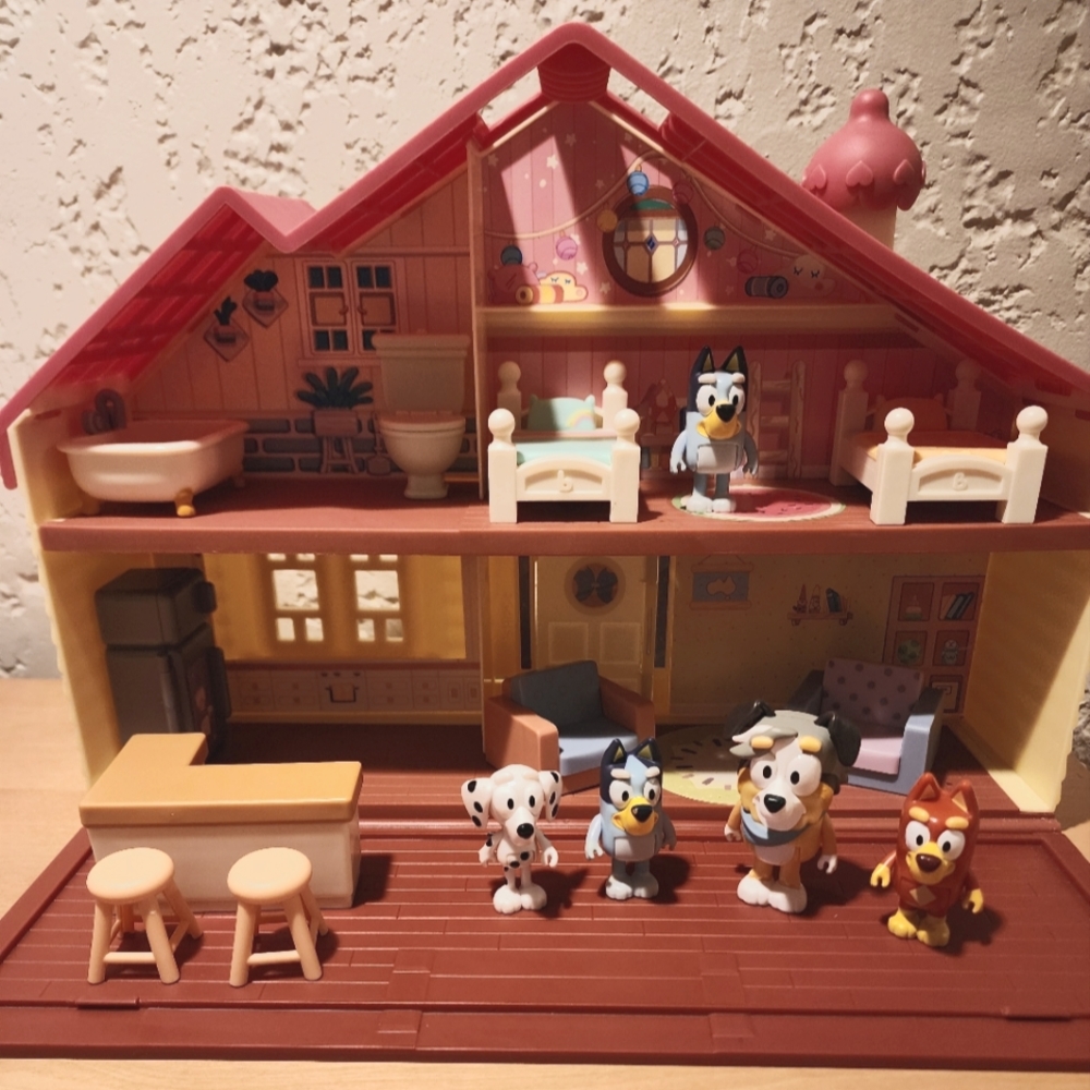 Bluey house play set and family set